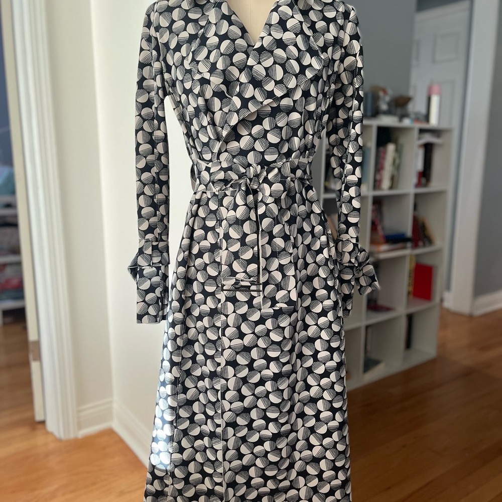 M2057 by Maria Pinto Black and Beige Patterned Marlene Trench Coat